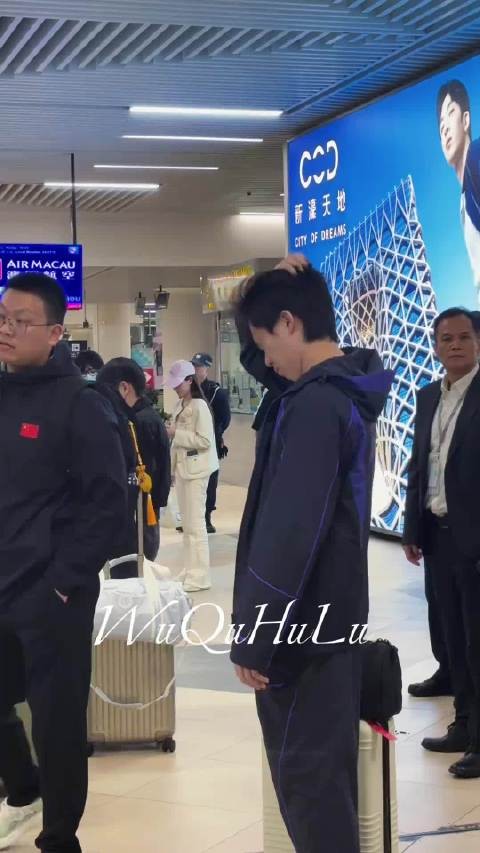 一堆小动作，但是不玩儿手机 孙颖莎/王楚钦