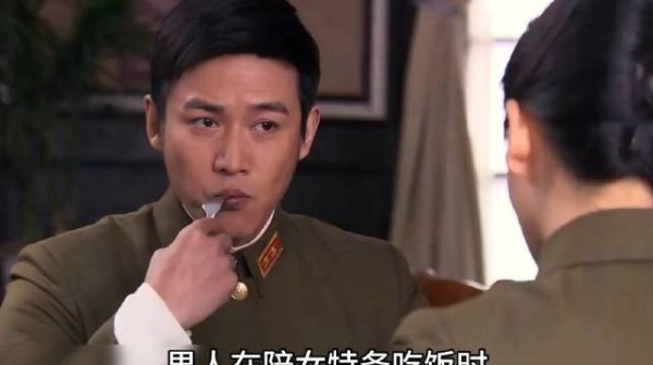 卧底陪特务吃饭时突然发现对面楼上有狙击手瞄准了他们
