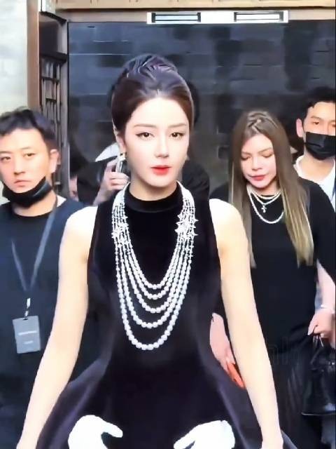 迪丽热巴宋威龙同场碰杯，生图无滤镜尽显高级