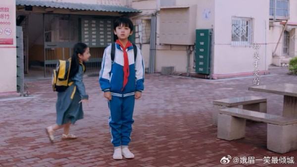 李尖尖有凌霄这个哥哥，高兴绕着他转圈，凌霄却非常难过