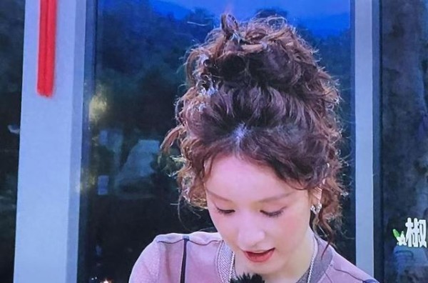 张雅琪《中餐厅》全程摸鱼，被网友戏称‘县城少奶奶’