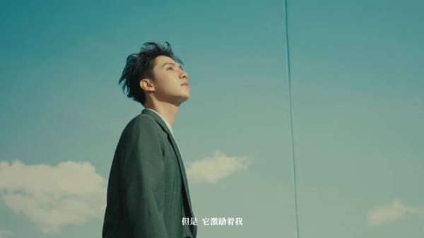 罗一舟时装男士封面,秋千大片中破局者风中前行