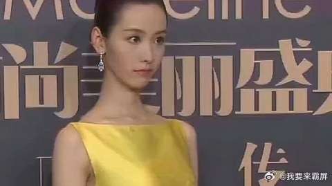 陈都灵红毯造型超精致，就是这个眼神有点假了！