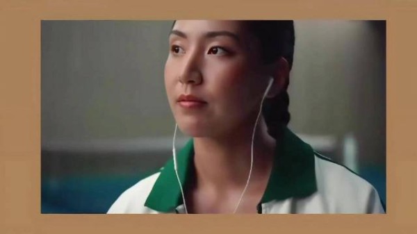 王欣瑜与欧阳娜娜一起打网球 网球场上的两位美女，看起来就是养眼