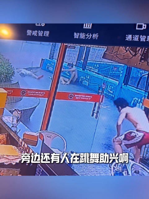 送伞滑倒二人接连摔倒,屋内狂笑名场面笑点密集