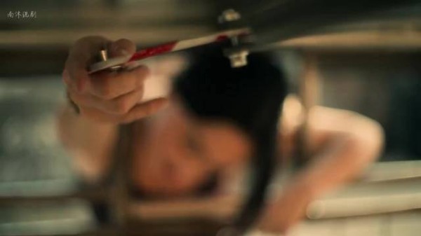 女人本想好心救出山羊,下一秒另女人后悔不已