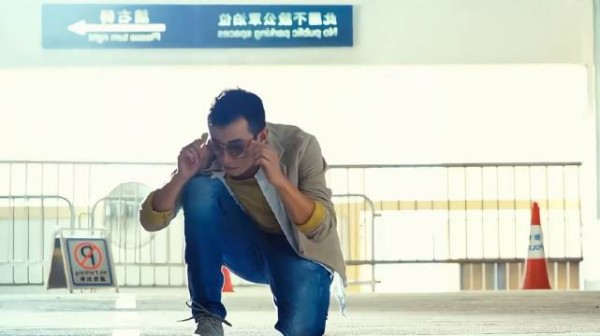 还好男人蹲下绑鞋带,这才躲过一劫!