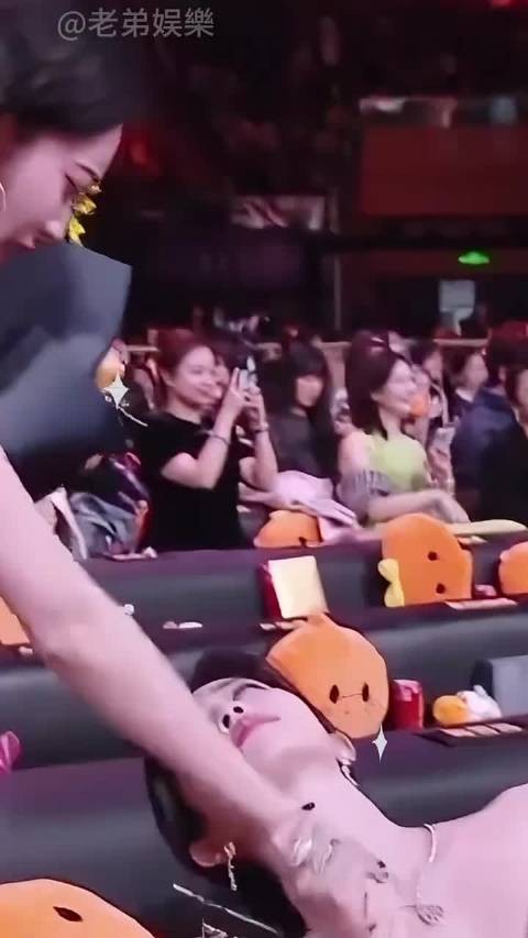 候场镜头捕捉郭碧婷眼神警告，白鹿见张凌赫一秒黑脸