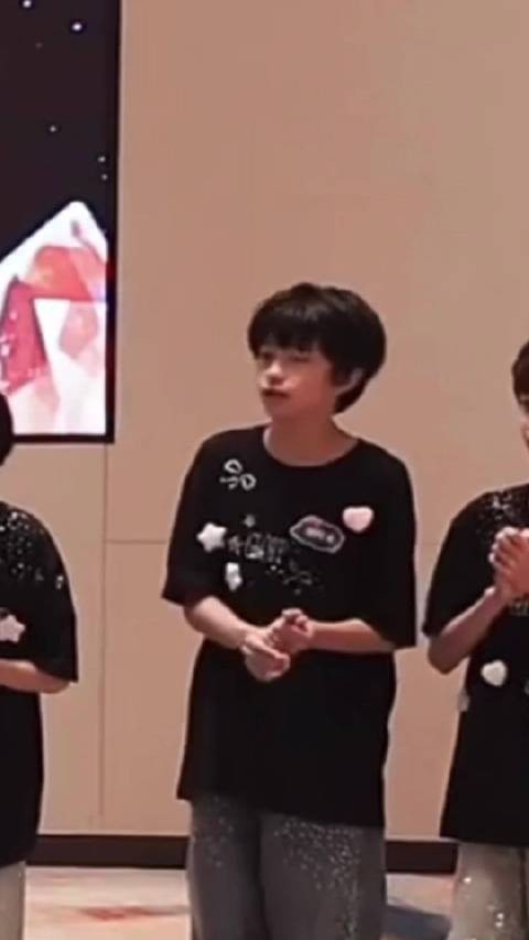 胡阿米粉丝发布浓颜混血中阮手应援内容