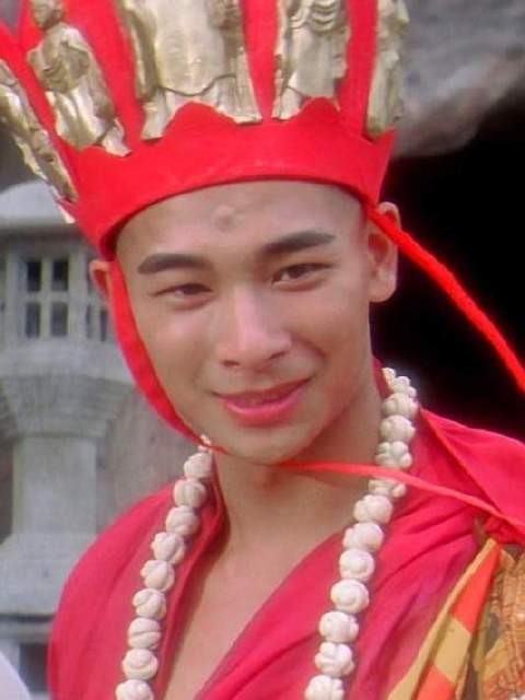侧脸凝视，话不投机便祭出大威天龙！
