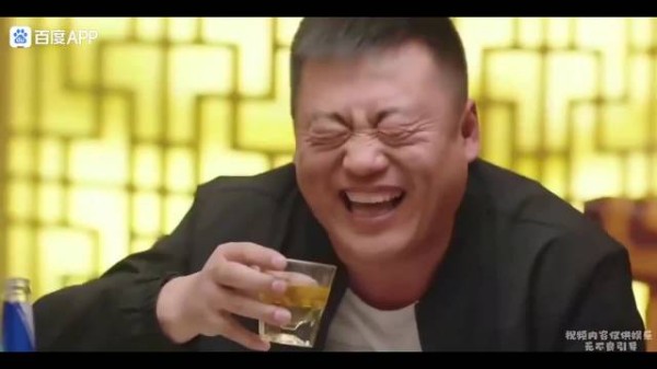 开门对话引误会，路人推门酿社死现场
