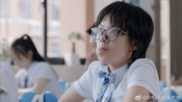 女学渣饿肚偷吃被训,学霸玩手机老师不管,学渣:真狗腿