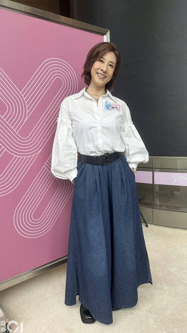 香港知名女星重提37年前吻戏惹争议，主动向男方道歉，并大赞绅士