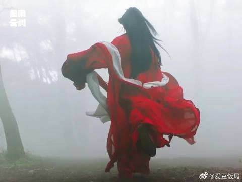 她终于从这满身污名里，踏了出去，从此前路坦荡！