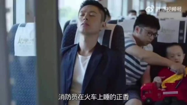 小男孩不小心打开了玩具消防车的警报声，旁边睡觉的消防员听到后立马站了起来