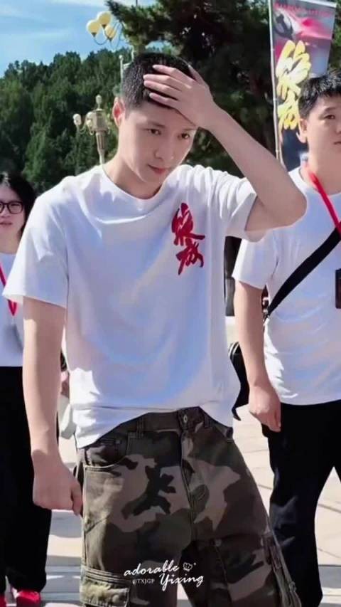 张艺兴剃寸头,利落硬朗造型,期待新角色