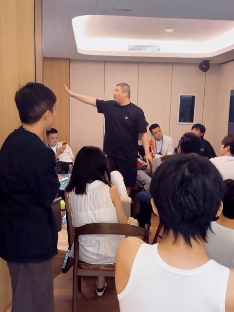 驴家课堂开课了,二驴你得站在桌子上讲才有那感觉!