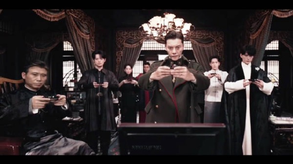 《九门》很多处的神级站位都代表了几位的地位和身份,全员恶人的压迫感有了