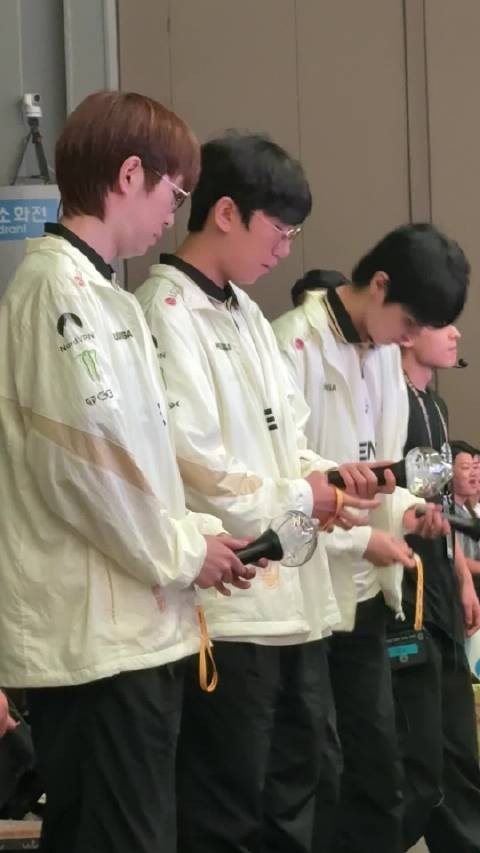 Chovy弄坏应援棒，Ruler帮忙未果，求助工作人员
