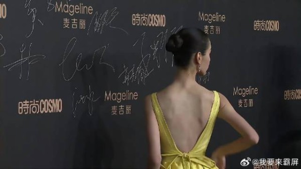 演员陈都灵走红毯，开始就大秀美背，网友：太会了！丨盛典