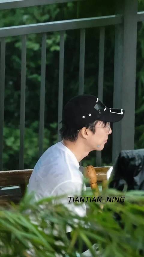 宁宁被水泼了 头发都在滴水还在继续游戏 @摩登兄弟刘宇宁