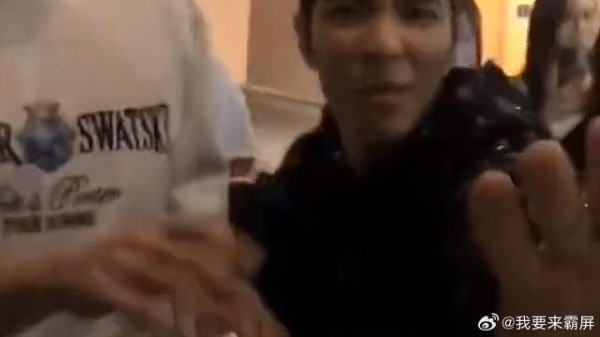 白敬亭萧敬腾真可爱,当起白敬亭的保镖了