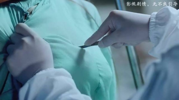 女孩一醒过来,发现自己被牢牢捆在实验台上