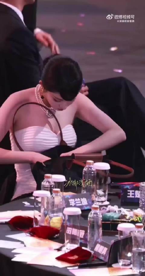 想起来王楚然上次尖叫之夜滴眼药水，这段特别出圈哈哈哈