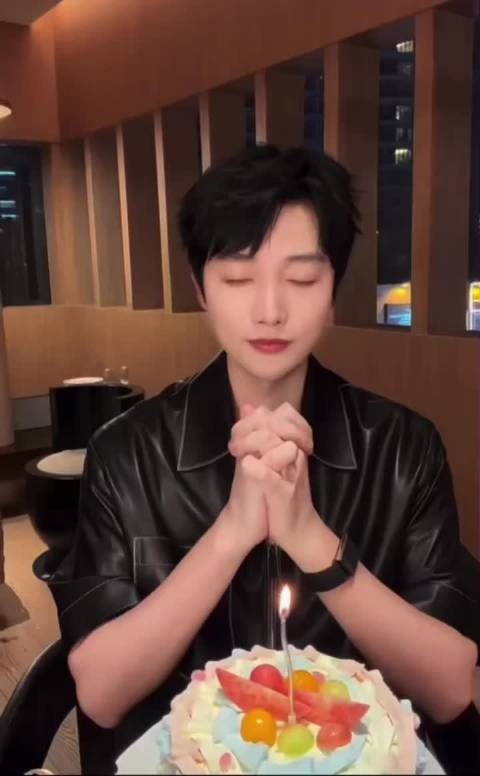 别人生日也要亲吗叔? 叔:没有不亲的理由 柳周cp|半熟恋人5