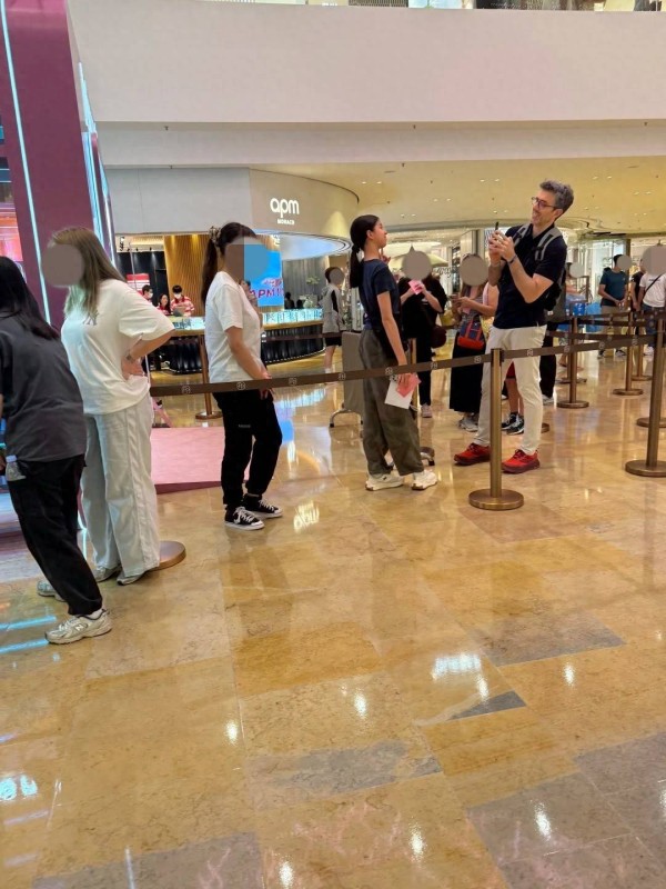 香港天后11岁混血女儿近照曝光,身高到爸爸耳边,会说四种语言
