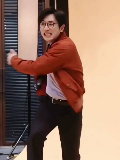 哈哈哈哈哈哈救命,怎么拍海报也在不停的扇巴掌啊