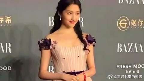 关晓彤披肩发配粉色裙，这么可爱难怪鹿晗会喜欢！