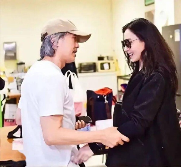 他守护张柏芝27年,64岁单身无子女,原来这才是她背后的男人!