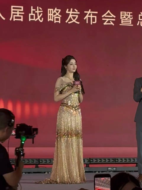 现场好像小猫猫 身材比例太好了吧@Dear-迪丽热巴 迪丽热巴冷脸好飒
