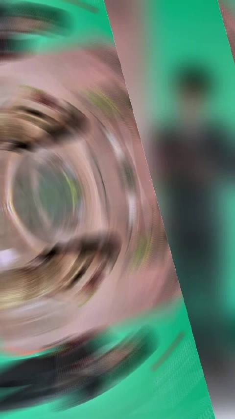 迪丽热巴路演复刻名场面，主持人眼神被调侃，暖心举动更圈粉