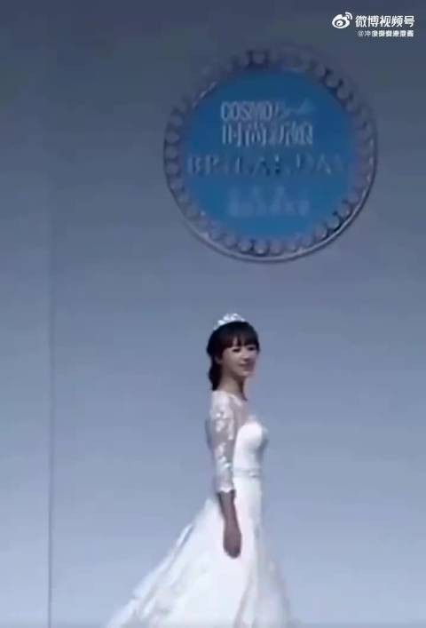 杨紫早期婚纱走秀视频，还是未经世事hin小女孩的状态，眼神里的天真骗不了人