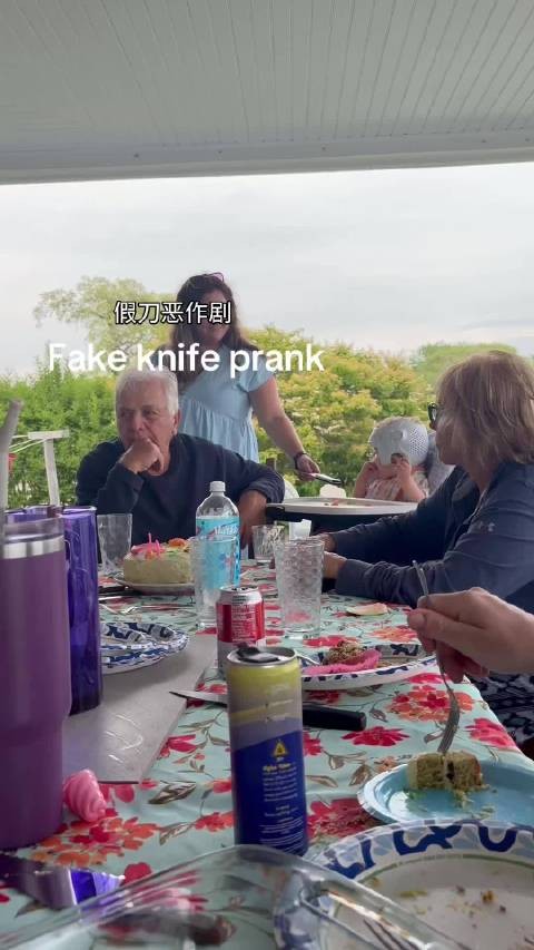 悄悄把仿真假刀递到宝宝手里,看看家人们会有什么反应