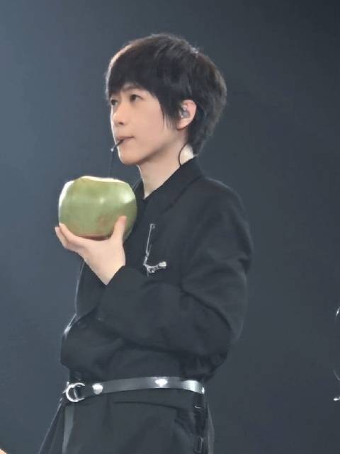 家咪独自美丽中 连喝水都要很美丽