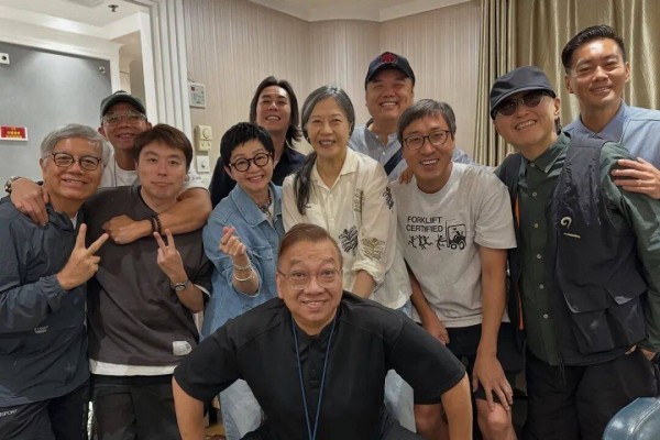 周星驰胞姐罕见现身少林足球聚会,曾牵线梁朝伟与周星驰相识