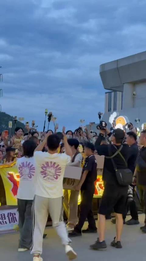 檀健次真的太难得了,代言人亲自发螺蛳粉啊,这趟应援赚大了