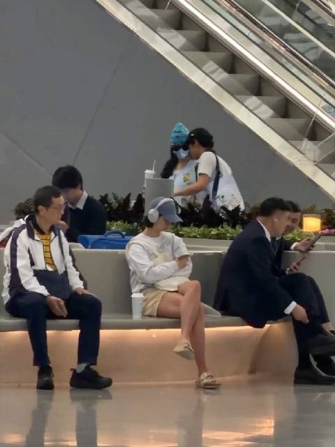 张柏芝穿卡通卫衣机场接儿子，儿子比妈妈高出半个头