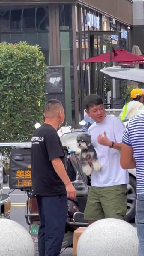 小呆米要求双手抱,表演老师左手托爪爪不扑腾