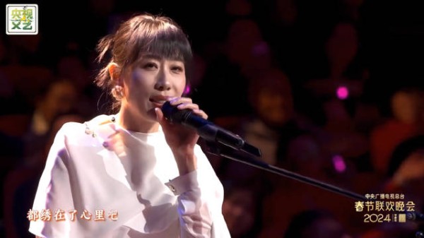 任素汐演绎枕着光的她，伴你晚安