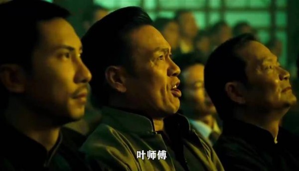 叶问毅然挑战拳王,擂台上战况激烈,最终成功将其击败