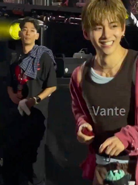 金泰亨BTS东卢瑟福演唱会跑下台与粉丝互动