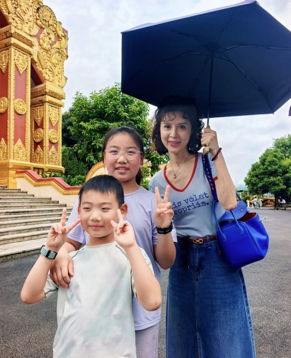 51岁金巧巧带孩子现身云南旅游被偶遇