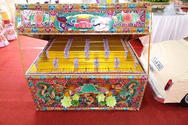 中国僧团为诗丽吉王太后祭奠仪式,准备纸人,纸屋