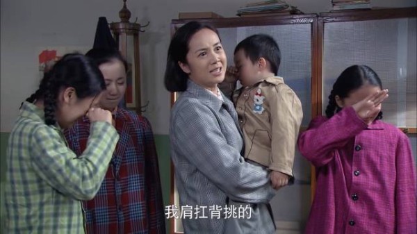 佟志疑似背叛婚姻，文丽带四个孩子哭诉，厂领导立马把人调回总部