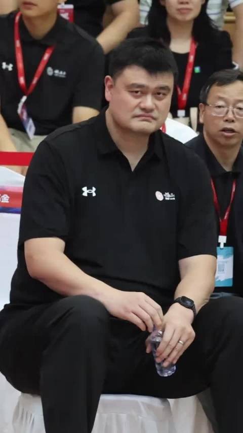 矿泉水瓶在姚明手里显得很迷你