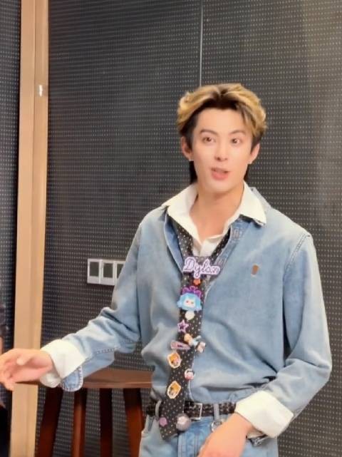 王鹤棣见面会戴了粉丝们亲手做的领带,diy各种小挂件,兄棣伙们吃的也太好了